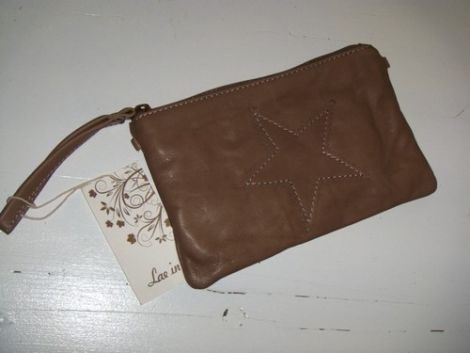 Et foto af en lille taske med lang rem - beige.