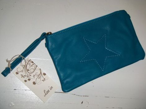 Et foto af en lille taske med skulderrem i blå
