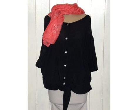 Et foto af en skjortebluse forfra med bar skulder i sort