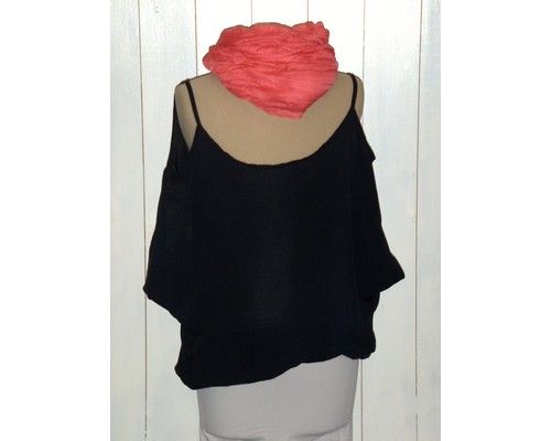 Et foto af en skjortebluse i sort bagfra