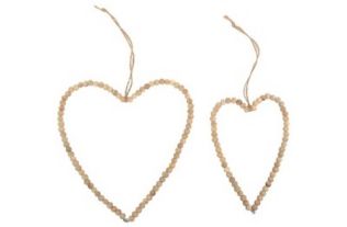 Et foto af et hjerte i træperler i natur - stor