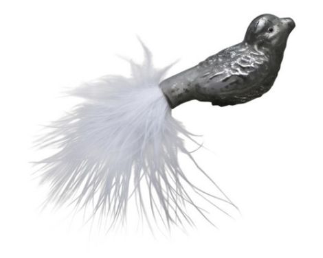 Et foto af julepynt fugle i sølv look 