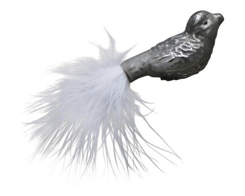 Et foto af julepynt fugle i sølv look 