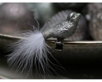 Trend billede af julepynt fugle i sølv look med fjerhale