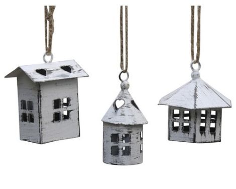 Et foto af julehuse i hvid til pynt fra chic antique