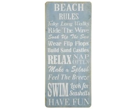 Et foto af et træskilt beach rules fra ib laursen