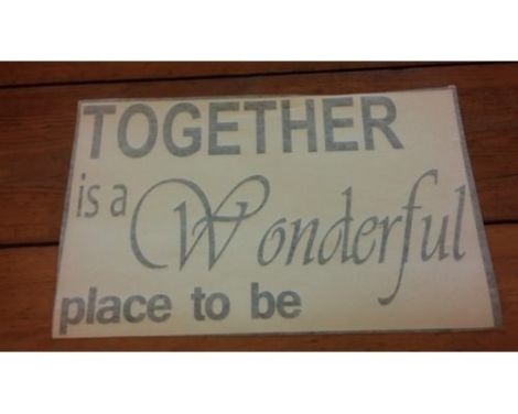 Et foto af små wallstickers med citat - together is a wonderful place to be