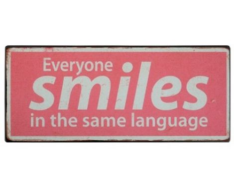 Et foto af et skilt med tekst fra Ib Laursen - Everyone smiles....