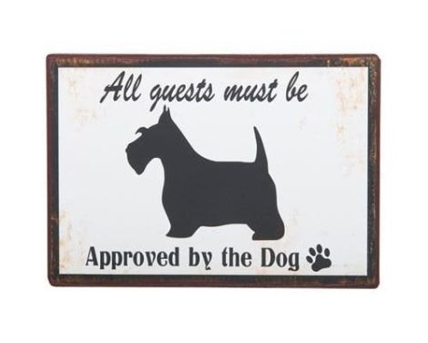 Et foto af et metalskilt med teksten All guests must be approved by the dog