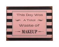 Et foto af et metalskilt til hende