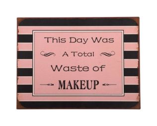 Et foto af et metalskilt til hende