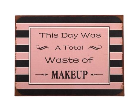 Et foto af et metalskilt til hende