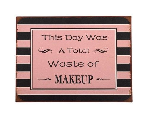 Et foto af et metalskilt til hende