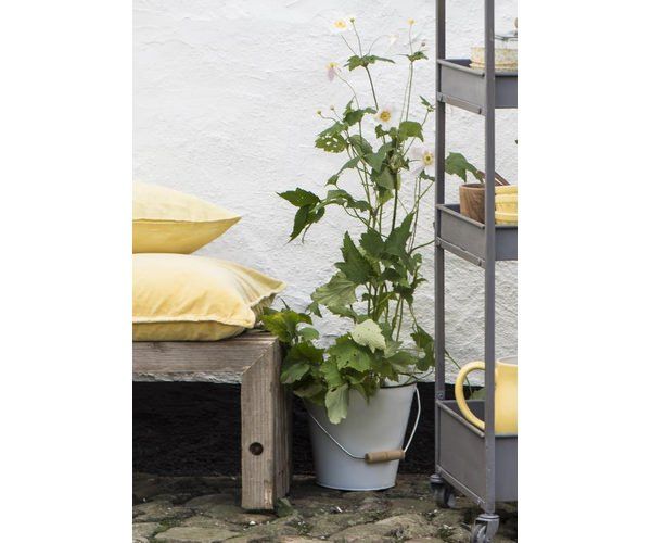 Trend foto af en plantespand i emalje i hvid fra ib laursen