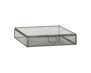 Et foto af en glaskasse med låg