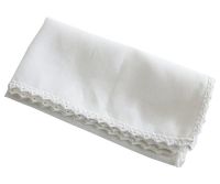 Et foto af hvide stofservietter med blondekant fra chic antique