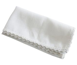 Et foto af hvide stofservietter med blondekant fra chic antique