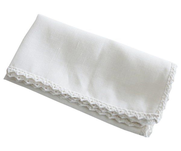 Et foto af hvide stofservietter med blondekant fra chic antique