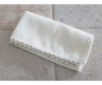 Trend foto af hvide - elfenbens farvede stofservietter med blondekant fra chic antique