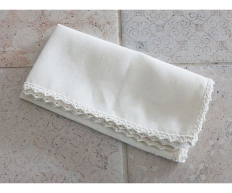 Trend foto af hvide - elfenbens farvede stofservietter med blondekant fra chic antique