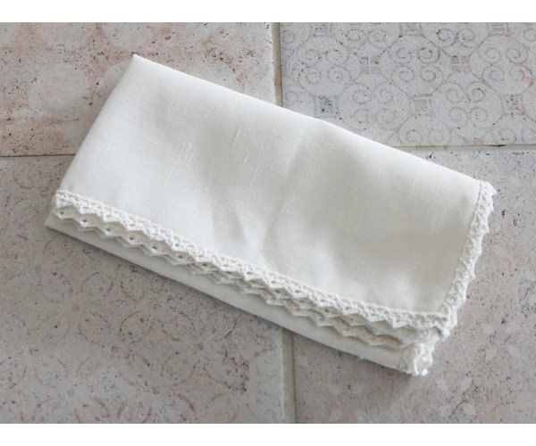 Trend foto af hvide - elfenbens farvede stofservietter med blondekant fra chic antique