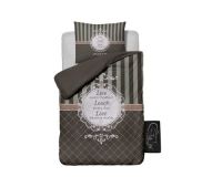 Et foto af sengetøj med tekst 140x220 i brune farver