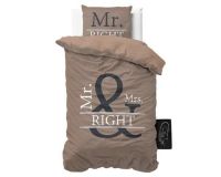 Et foto af flot sengetøj 140x220 cm. med tekst Mr & Mrs Right i brun