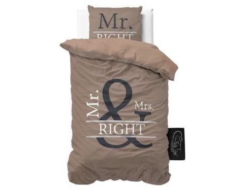 Et foto af flot sengetøj 140x220 cm. med tekst Mr & Mrs Right i brun