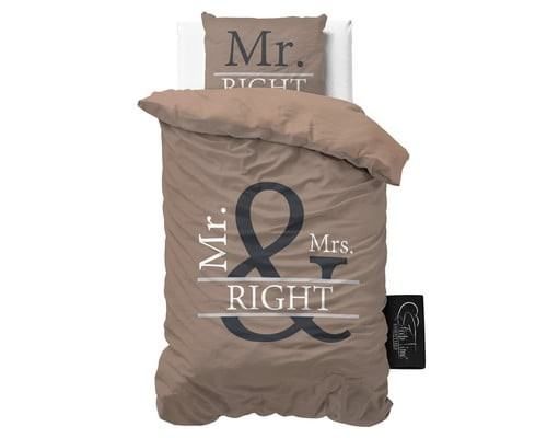 Et foto af flot sengetøj 140x220 cm. med tekst Mr & Mrs Right i brun