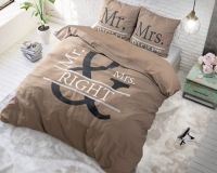 Trend billede af flot sengetøj 140x220 cm. med tekst Mr & Mrs Right i brune farver