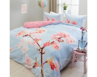 Trend billede af lyseblåt sengetøj med blomster til dobbeltdyne.