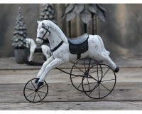 Et foto af en vintage hest på hjul fra Chic Antique