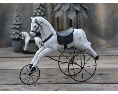 Et foto af en vintage hest på hjul fra Chic Antique