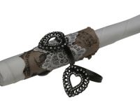 Et foto af hjerteformede servietringe til borddækningen