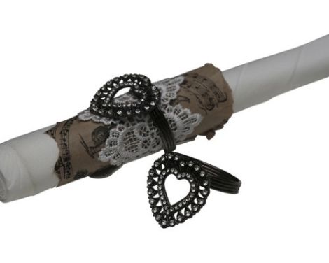 Et foto af hjerteformede servietringe til borddækningen