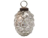 Et foto af en sølv kogle til ophæng fra Ib Laursen