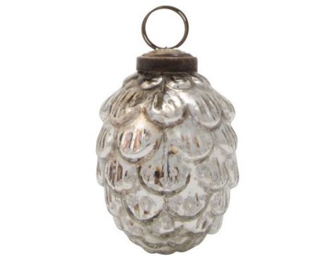 Et foto af en sølv kogle til ophæng fra Ib Laursen