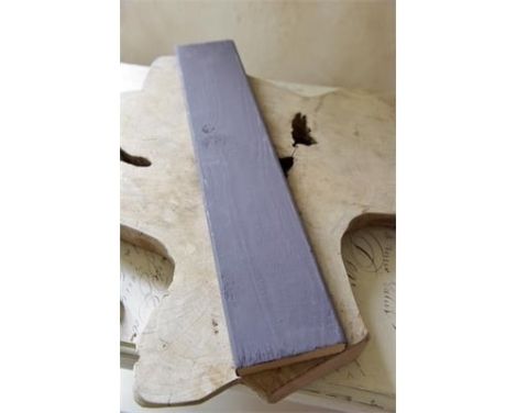 et bræt malet med dark lavender kalkmaling 