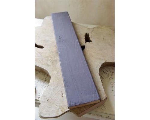 et bræt malet med dark lavender kalkmaling 