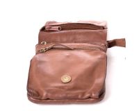 Et billede af en lille nrun taske til kvinder i læder