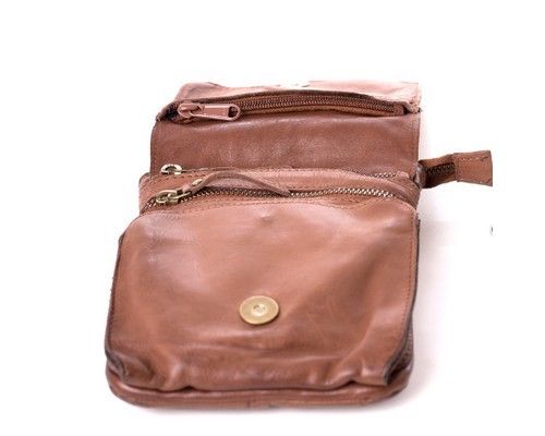 Et billede af en lille nrun taske til kvinder i læder