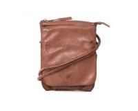 Trend foto af en lille brun taske til kvinder i læder med lang rem