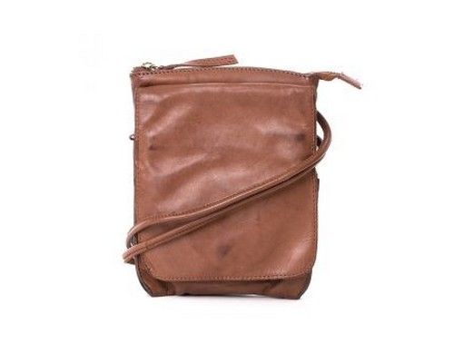 Trend foto af en lille brun taske til kvinder i læder med lang rem