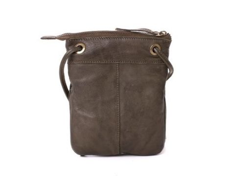 Trend foto af en grøn taske i skind med lang rem til kvinder