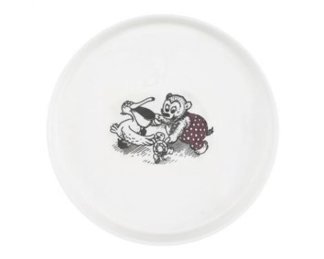 Et foto af en rød rasmus Klump tallerken fra mette ditmer i porcelæn
