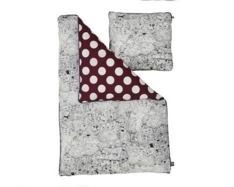 Et foto af sengetøj baby med rasmus klump fra Mette Ditmer i rød