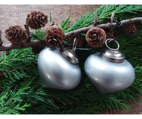 Et foto af en jule kugle dråbeformet sølv lysegrå fra Nordal