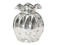 Et foto af en vase antique sølv formet som en tulipan fra chic antique