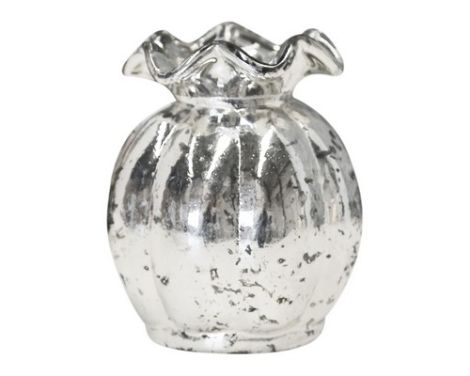 Et foto af en vase antique sølv formet som en tulipan fra chic antique