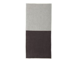 Et foto af et gråt badehåndklæde med tern fra Mette Ditmer i serien One